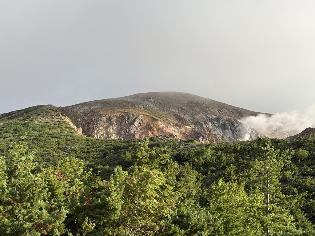 今も火山活動を続ける「一切経山」
