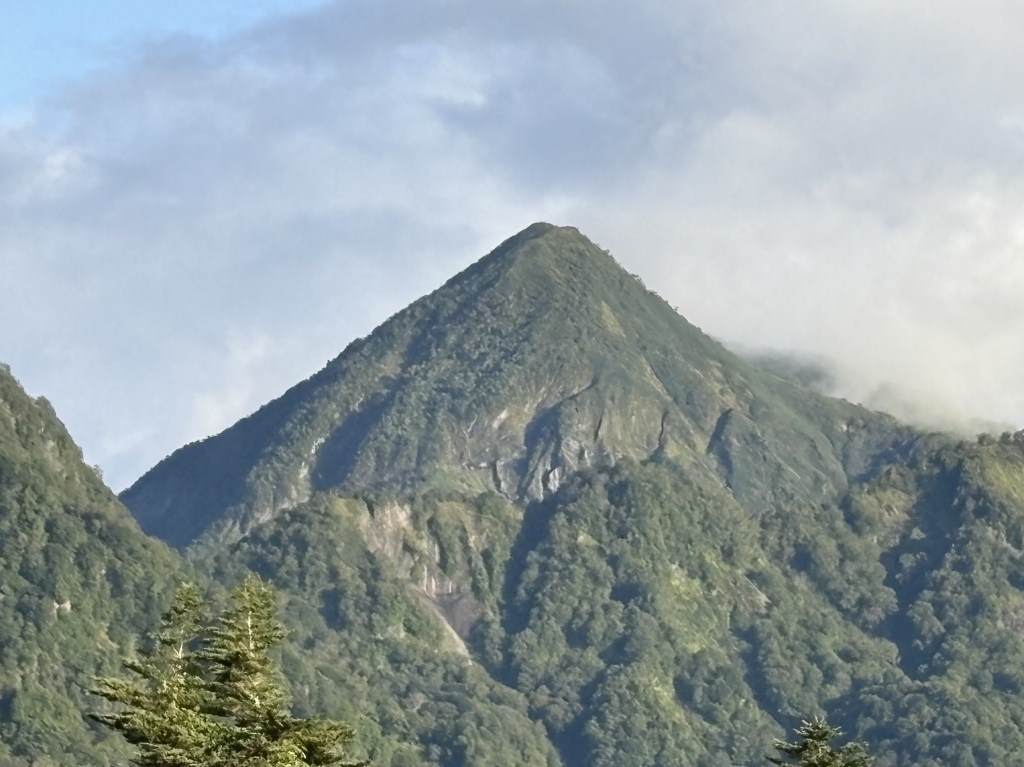 孤高の三角錐の山「高妻山」