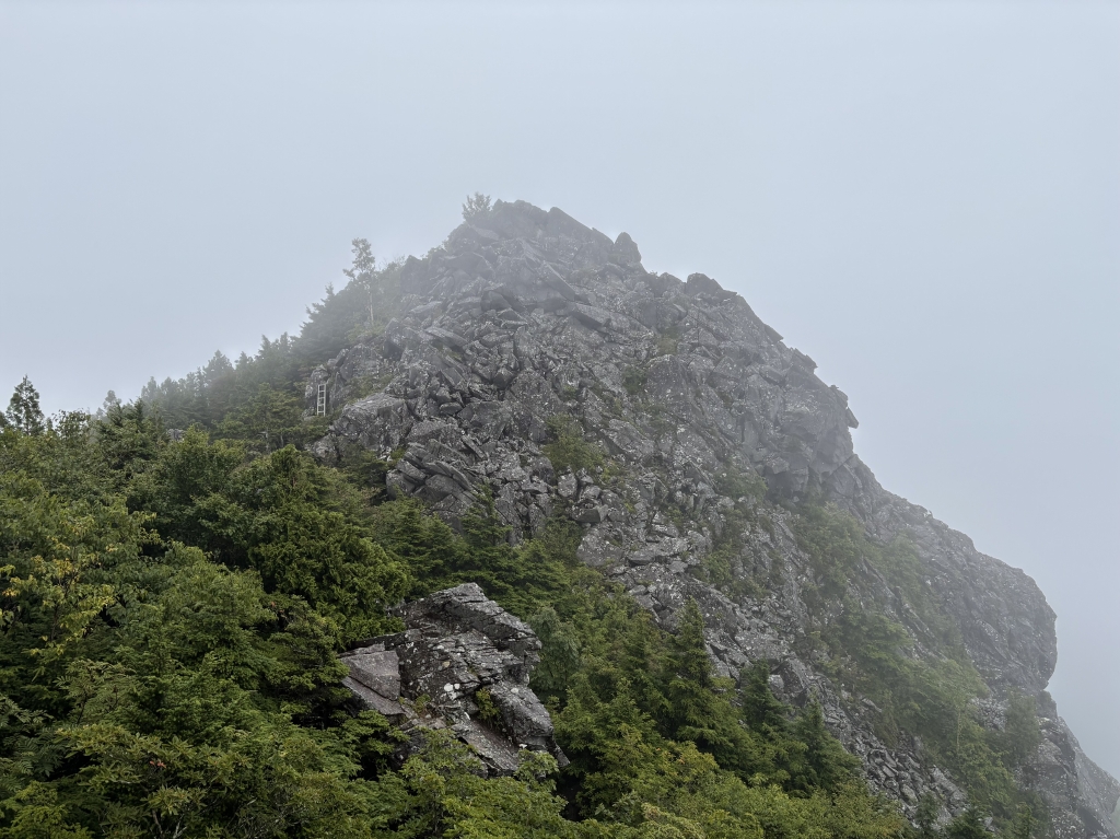 頂上直下の岩場が険しい「乾徳山」